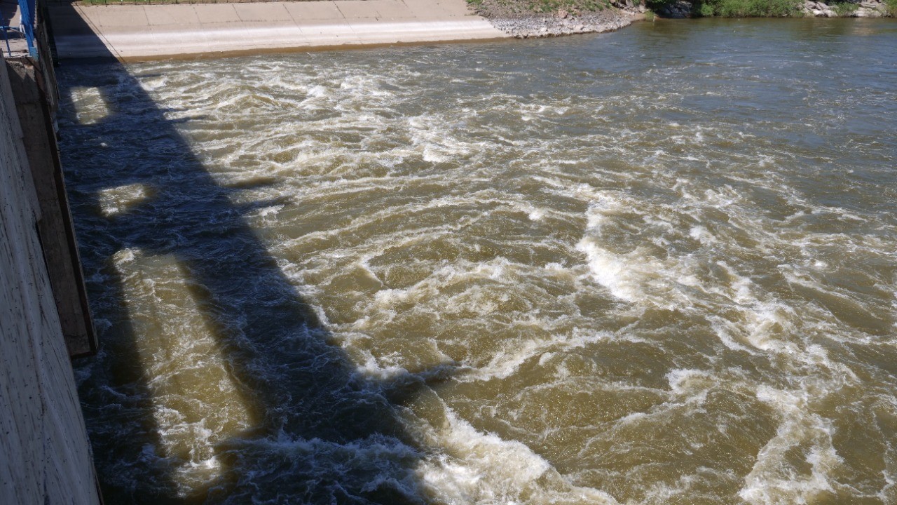 قايىقتا ۇيىقتاپ قالعان بالىقشى اجال اۋزىنان قالدى