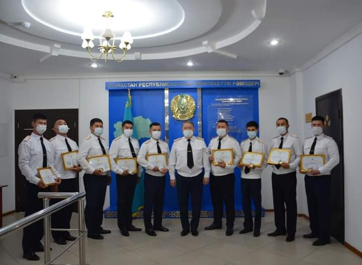 ادامداردى قاۋىپتەن قۇتقارعان پوليتسەيلەر ماراپاتتالدى