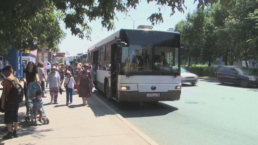 ايالدامادا اۆتوبۋس كۇتكەن حالىق...