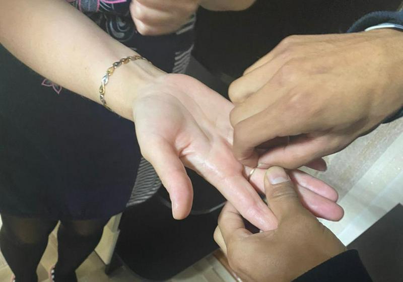 سقو-دا ساقيناسىن شەشە الماعان ايەل قۇتقارۋشىلاردى شاقىرعان