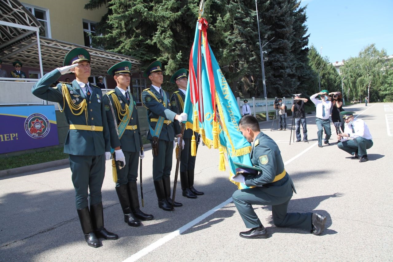 300-دەن استام گەنەرال تاربيەلەگەن وقۋ ورنى