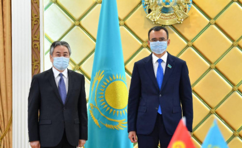 ەلشىلەرمەن كەزدەستى