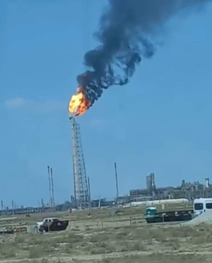 تەڭىز كەنىشىندە مۇناي جەلىسىنەن اقاۋ شىقتى