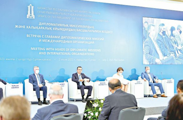 ديپلوماتيالىق كورپۋس وكىلدەرىمەن كەزدەستى