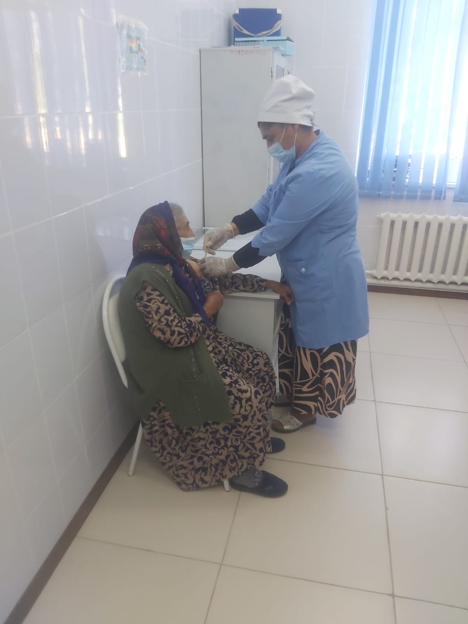 جامبىل وبلىسىندا جۇزگە جاقىنداعان اجە ۆاكتسينا سالدىردى