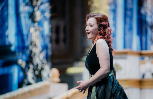 وپەرا جۇلدىزدارى ونەر كورسەتتى