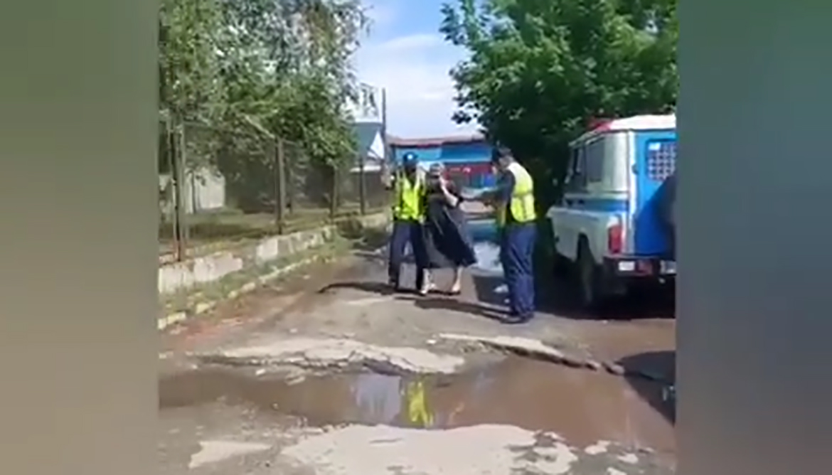 وسكەمەندە اكىمدىك قىزمەتكەرى ماساڭ كۇيدە كولىك تىزگىندەگەن