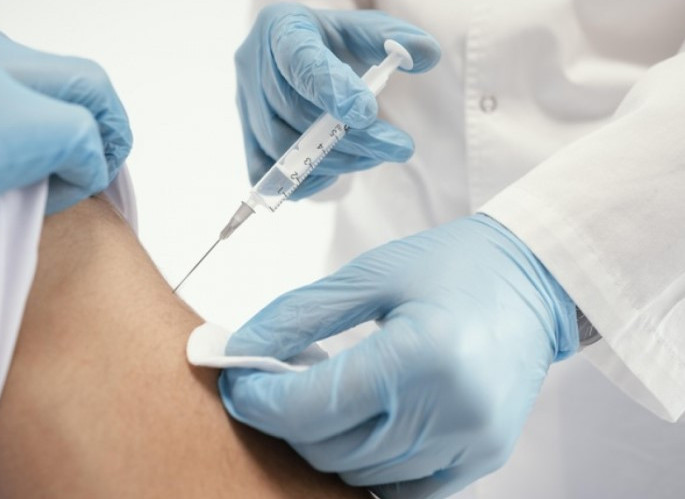 مەديتسينا قىزمەتكەرلەرى  ۆاكتسينا الدى