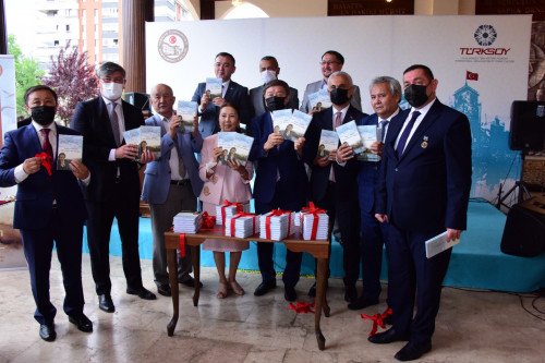 مۇقاعاليدىڭ التى تىلدە جارىق كورگەن كىتابى انكارادا تانىستىرىلدى