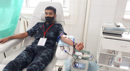 قىزمەتكەرلەر قان تاپسىردى