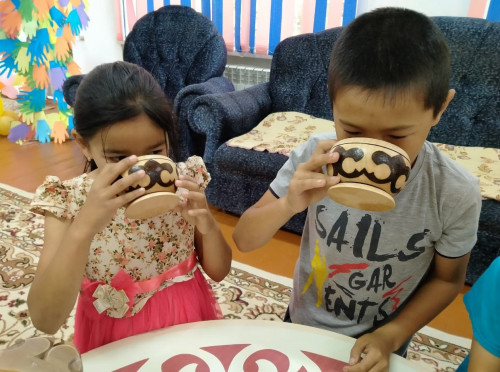 جازعى لاگەرگە تەگىن قىمىز جەتكىزەدى