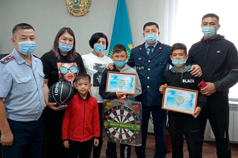 جوعالعان قىزدى تابۋعا كومەكتەسكەن بالالار ماراپاتتالدى