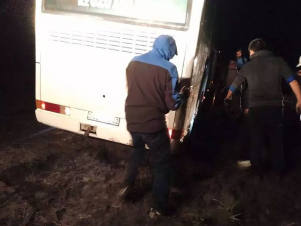 شقو-دا 40 جولاۋشىسى بار اۆتوبۋس باتپاققا باتىپ قالدى