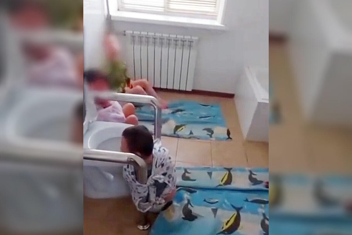 اتىراۋدا «اجەتحاناعا بايلانعان مۇگەدەك بالالار تۋرالى» تۇسىنىك بەرىلدى