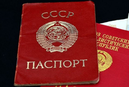 100 ادام قىزىل پاسپورتپەن جۇرگەن