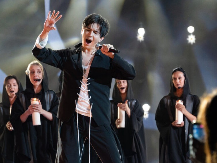 ديماش قۇدايبەرگەن كوپشىلىككە جاڭا ءانىن تانىستىردى