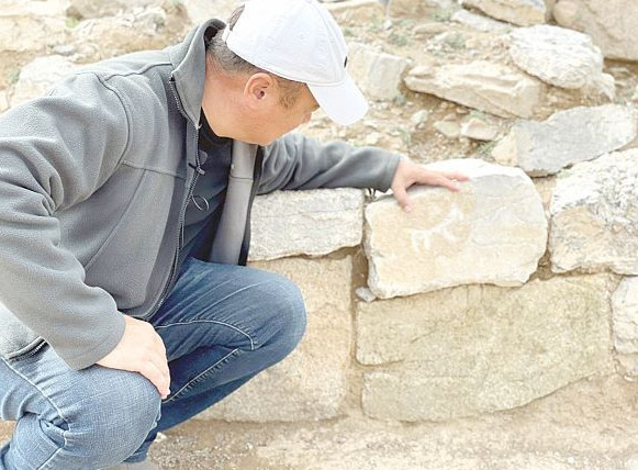 قولا داۋىرىنە تيەسىلى ەسكەرتكىشتەر