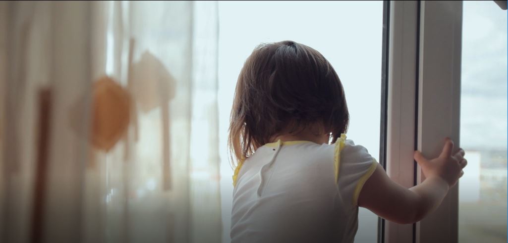 اقتوبەدە 5 جاسار قىز تەرەزەدەن قۇلاپ كەتتى