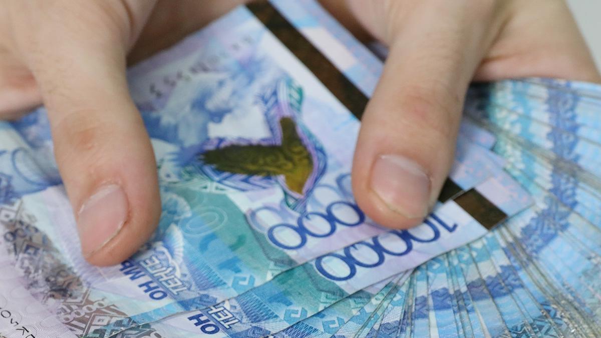 قوستانايدا مەكتەپ ديرەكتورى قارجى جىمقىردى دەگەن كۇدىككە ءىلىندى