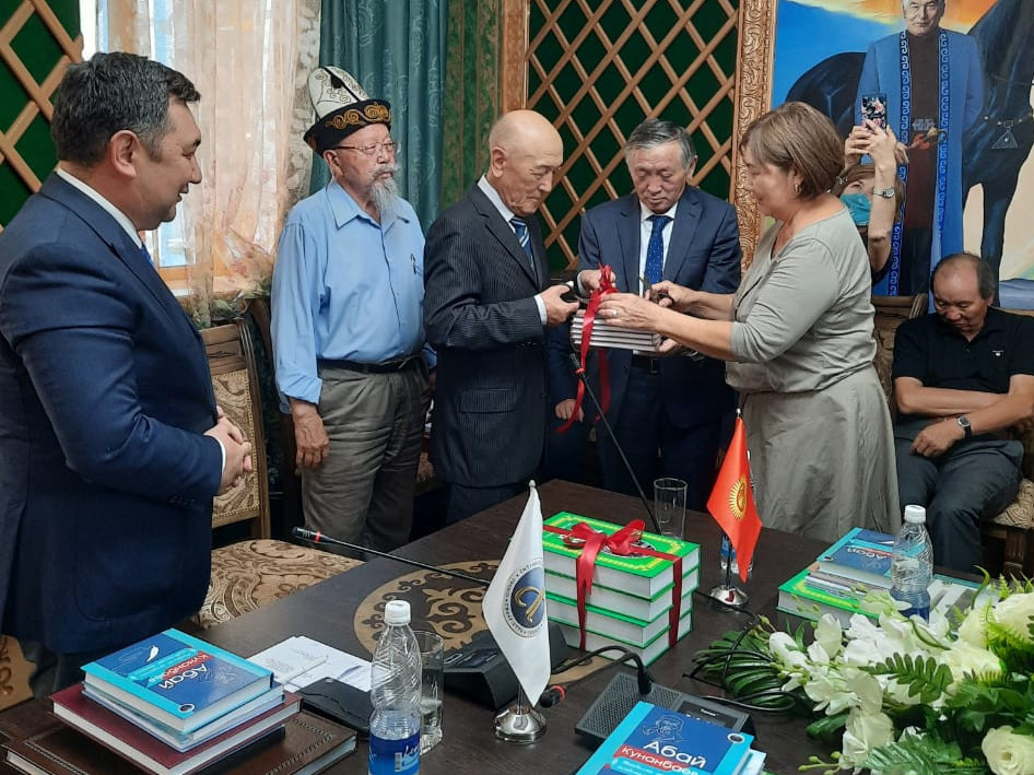 جامبىل جىرلارى قىرعىز تىلىندە جارىق كوردى