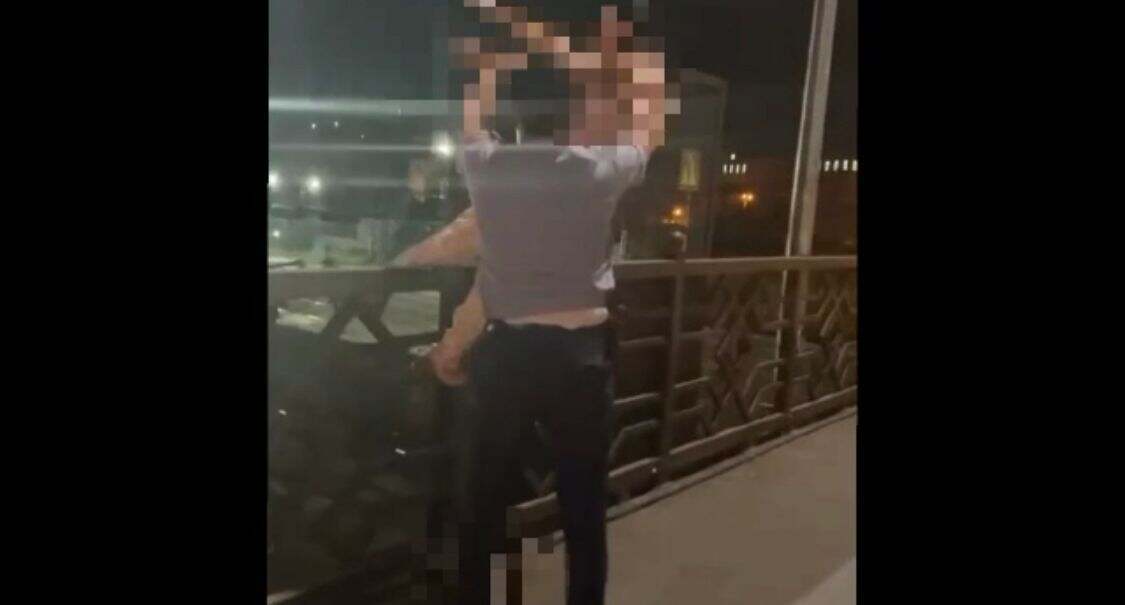 پوليتسەيلەر سۋيتسيد جاساماق بولعان ايەلدى قۇتقارىپ قالدى