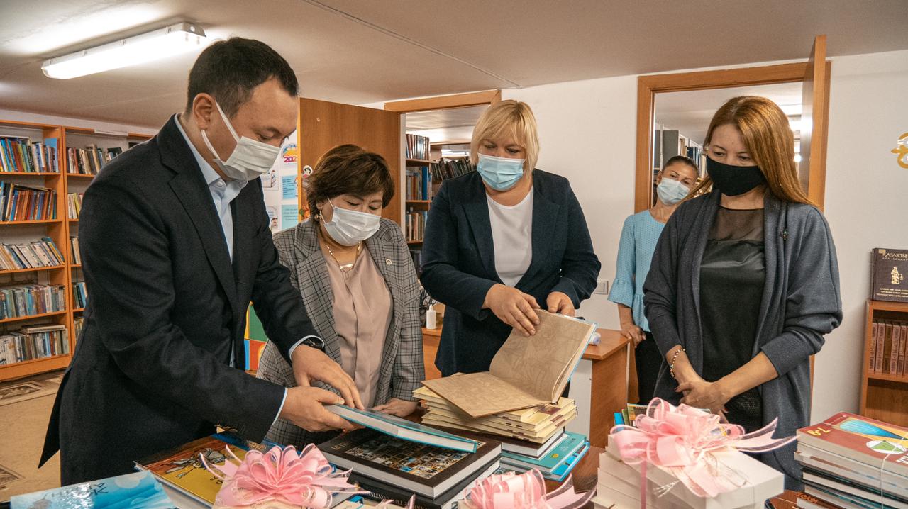 اقمولادا اۋىلدىق كىتاپحانالارعا 200-دەن استام كىتاپ تابىستالدى