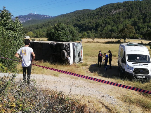 تۇركيادا تۋريستەر مىنگەن اۆتوبۋس اۋدارىلدى