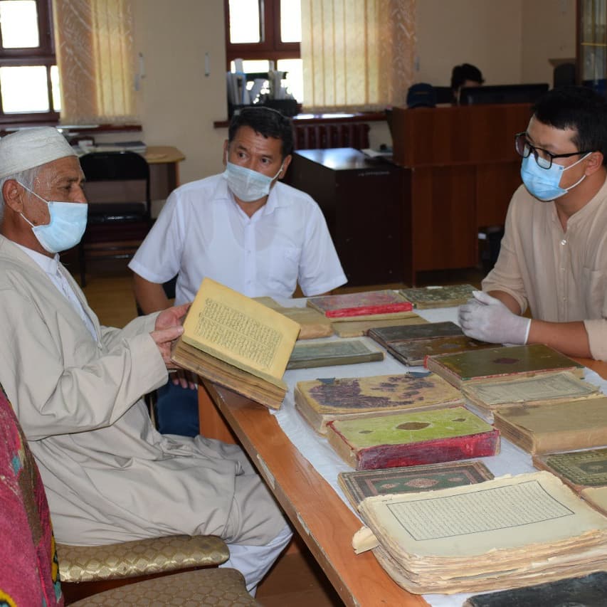 تۇركىستاندىق اقساقال قورىق-مۋزەي قورىنا قولجازبالار مەن كونە كىتاپتار تاپسىردى