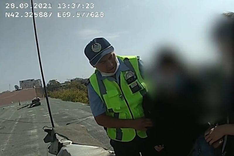 شىمكەنتتىك پوليتسەيلەر 5-قاباتتان سەكىرمەك بولعان بالانى قۇتقارىپ قالدى