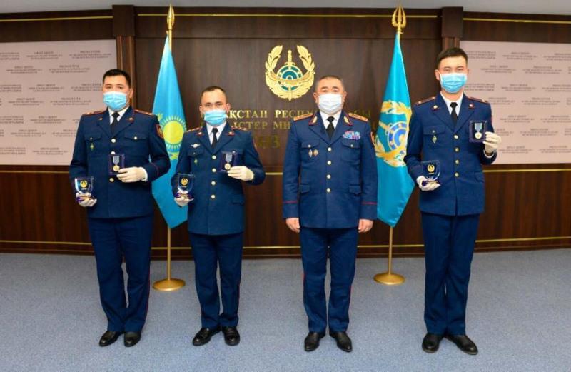 قىزدى سۋيتسيدتەن قۇتقارعان پوليتسەيلەر ماراپاتتالدى