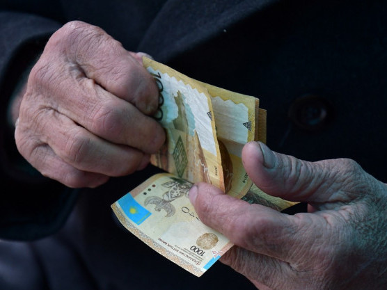 76 جاستاعى قارت 13 جىل بويى ەكى ەلدەن زەينەتاقى الىپ كەلگەن