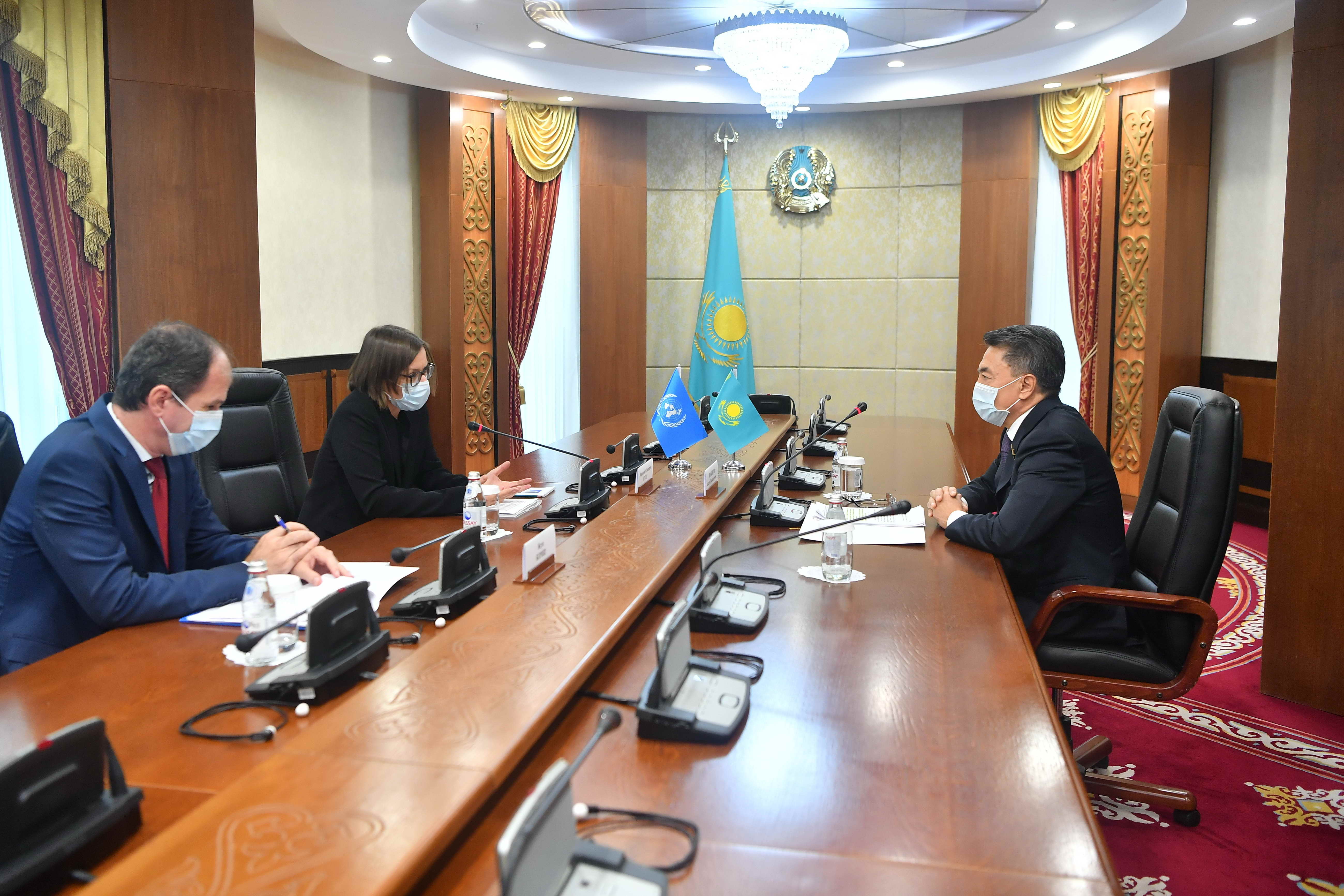 اسقار شاكىروۆ بۇۇ باس حاتشىسىنىڭ كومەكشىسىمەن كەزدەستى