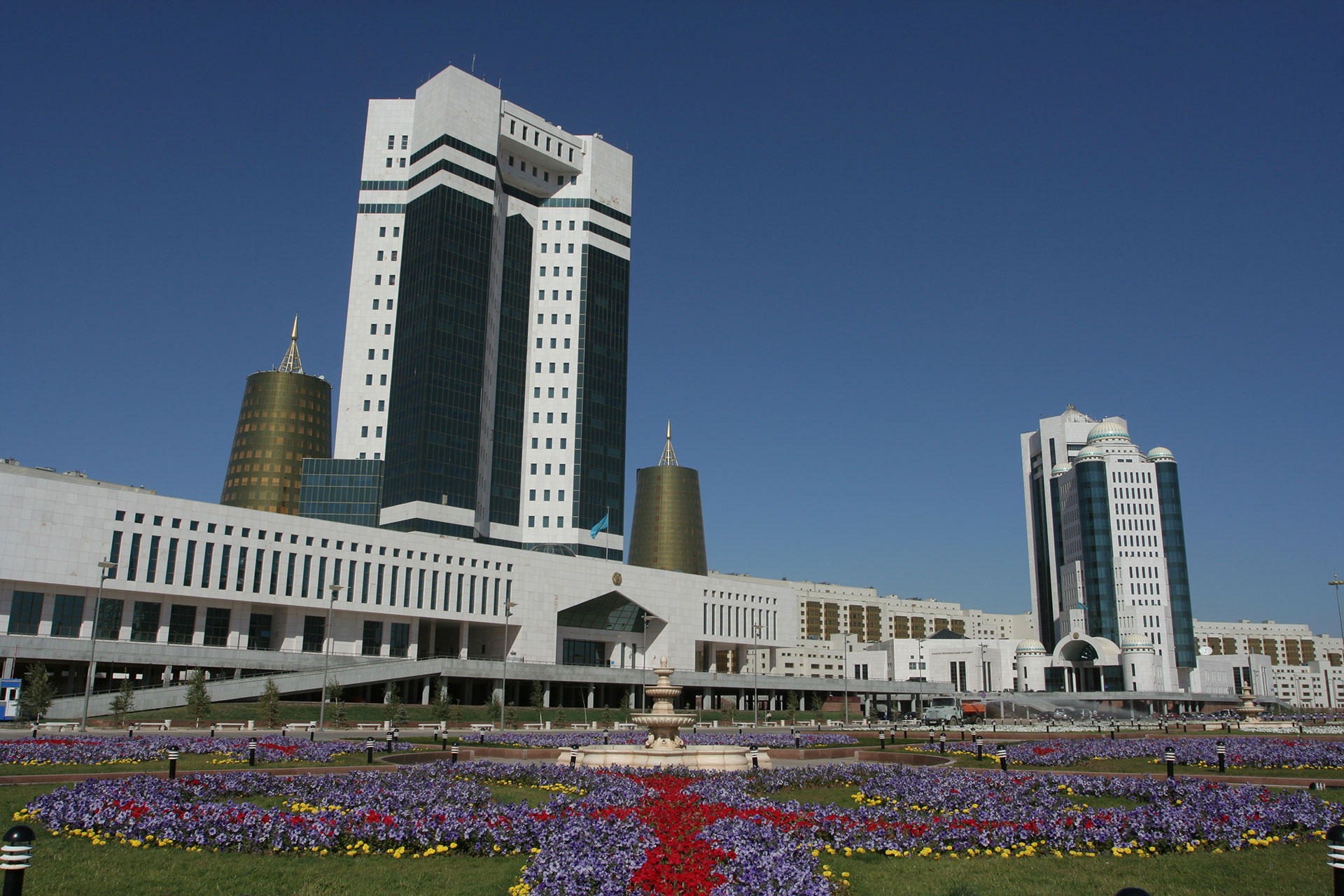 ۇكىمەت استانا مەملەكەتتىك قىزمەت حابىنا قولداۋ كورسەتۋ كەلىسىمىن ۇزارتتى