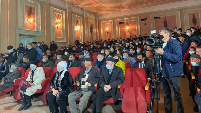 پەنجىمدەگى وقۋشىلار توبەلەسى: اۋدان اكىمى تۇرعىندارمەن كەزدەستى