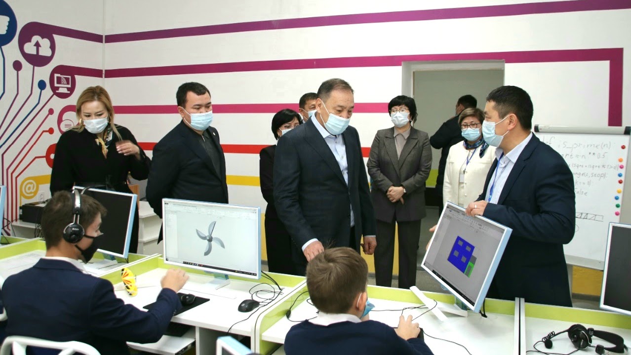 ەرالى توعجانوۆ قان ورتالىعىنىڭ جۇمىسىمەن تانىستى