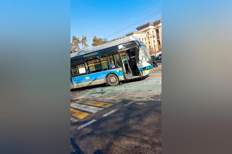 الماتىدا اۆتوبۋس پەن تروللەيبۋس سوقتىعىستى: 7 ادام زارداپ شەكتى