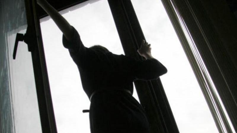 شىمكەنتتىك پوليتسەيلەر تەرەزەدەن سەكىرمەكشى بولعان قىزدى قۇتقارىپ قالدى