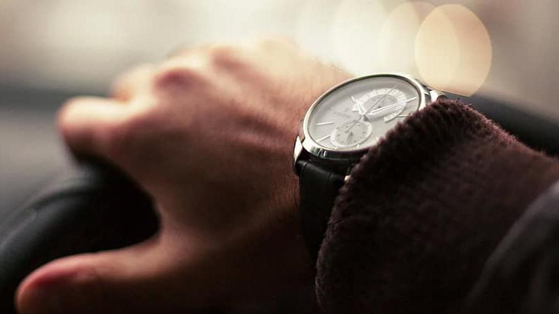 ەلوردادا تاكسي جۇرگىزۋشىسى جولاۋشىنىڭ التىن ساعاتىن ۇرلاپ كەتكەن