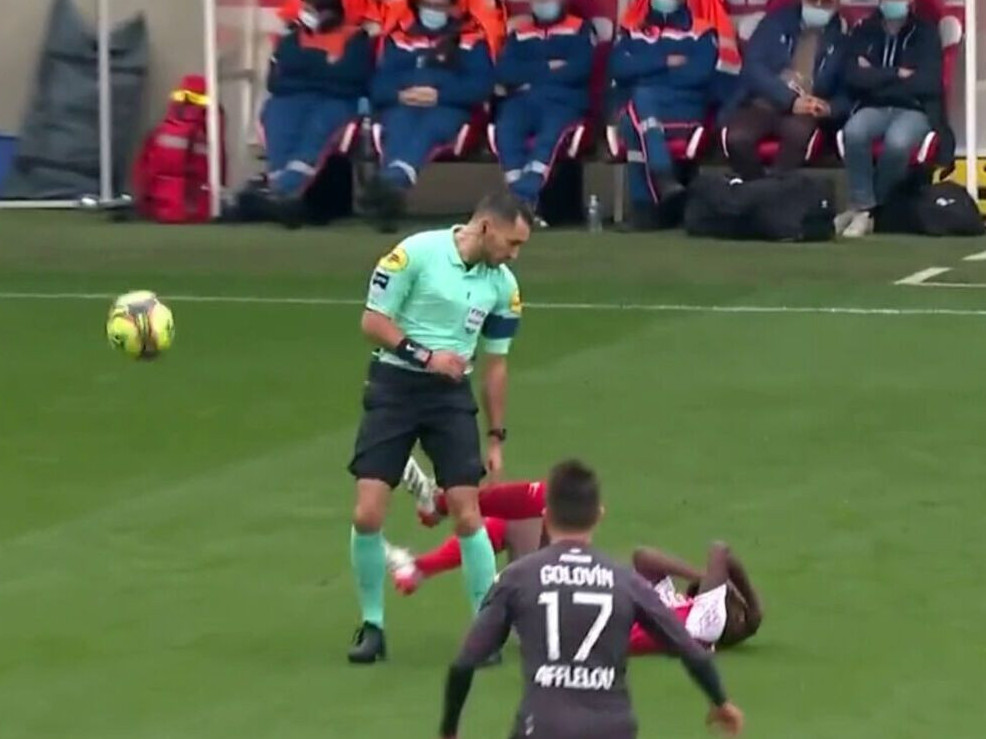 تورەشى فۋتبولشىنى نوكاۋتقا ءتۇسىردى