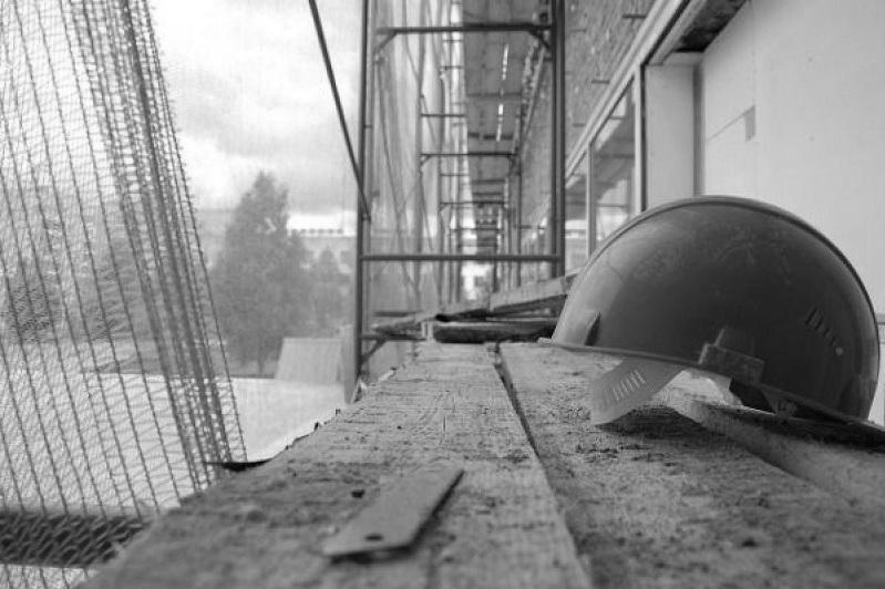 كوكشەتاۋدا قۇرىلىسشى 9 قاباتتان قۇلاپ مەرت بولدى