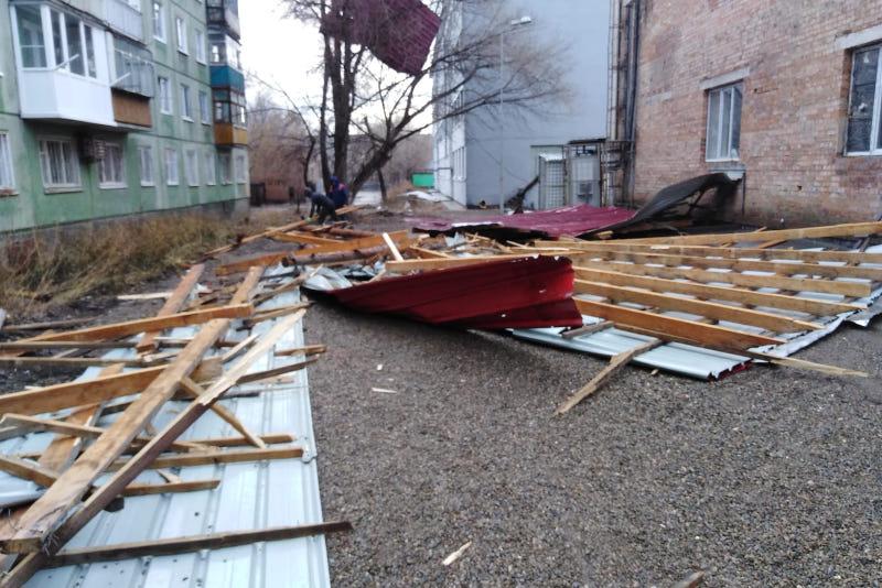 وسكەمەندە قاتتى جەل ءۇش قاباتتى عيماراتتىڭ شاتىرىن ۇشىرىپ اكەتتى