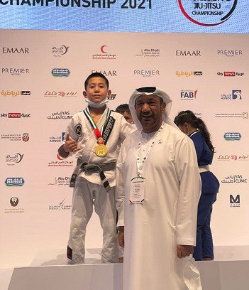 اقىننىڭ نەمەرەسى – الەم چەمپيونى