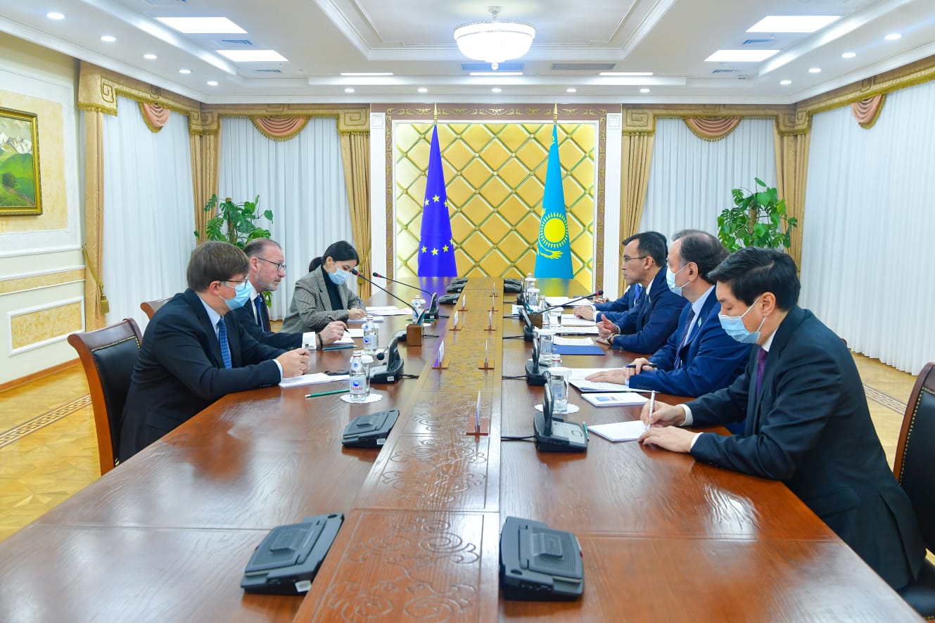 ماۋلەن اشىمباەۆ ەكپا توراعاسى ريك دەمسپەن كەزدەستى