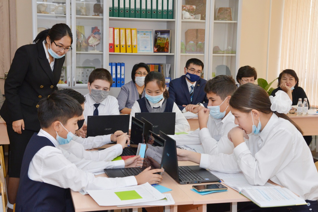 ستۋدەنتتەر مەكتەپتەردە تاجىريبەدەن وتۋدە