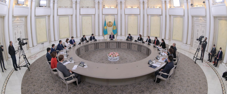 مەملەكەت باسشىسى قارجى سەكتورىنىڭ وكىلدەرىمەن كەزدەستى