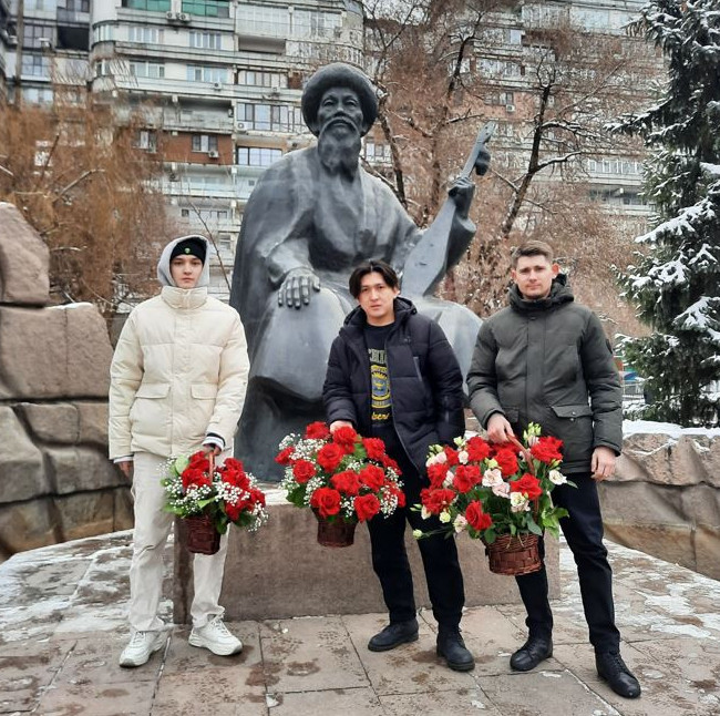 جامبىل ەسكەرتكىشىنە گۇل شوقتارىن قويدى