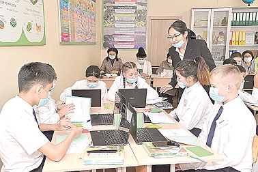 ستۋدەنتتەر ۇزدىكسىز تاجىريبەدەن ءوتىپ جاتىر