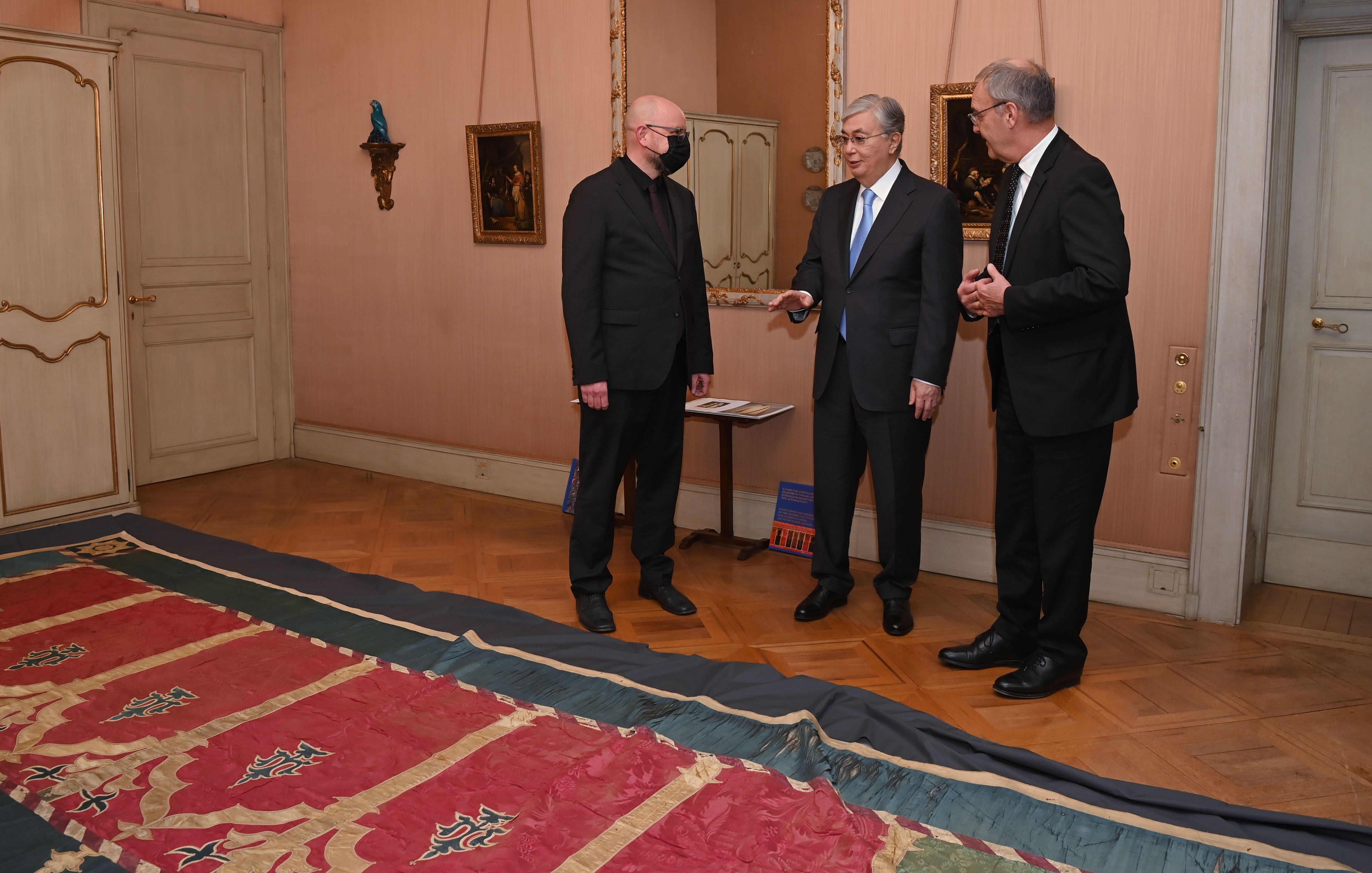 توقاەۆ شۆەيتسارياداعى قازاقتىڭ كونە جادىگەرلەرى ساقتالعان مۋزەيگە باردى