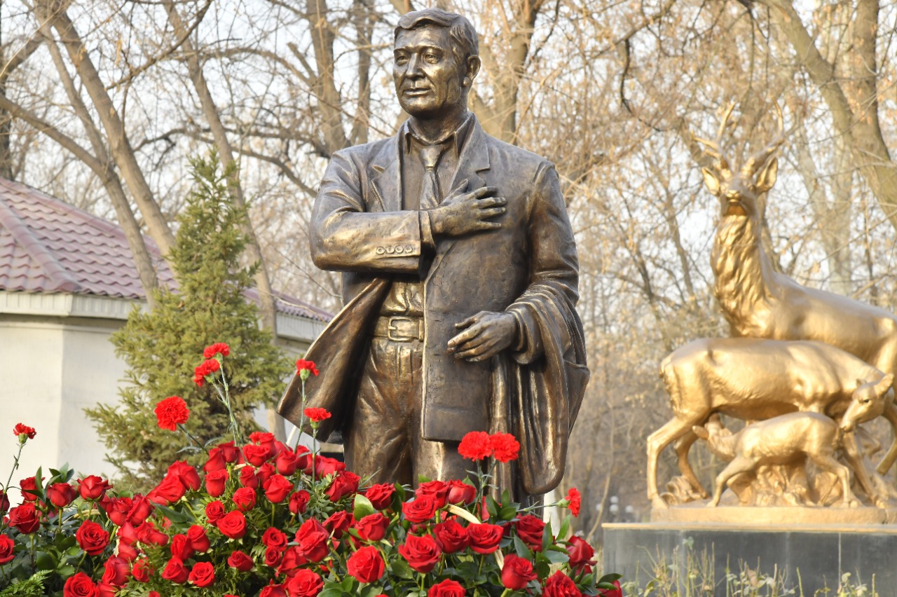 شىمكەنتتە وزبەكالى جانىبەكوۆكە كومپوزيتسيالىق ءمۇسىن ورناتىلدى