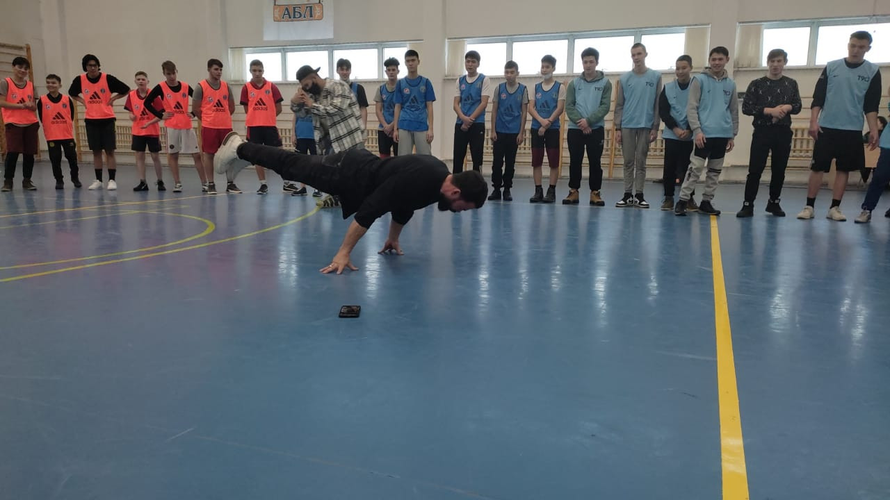 قازاقستاندىق سپورتشىلار ەلوردالىق ستۋدەنتتەرگە دەنە شىنىقتىرۋ ساباعىن وتكىزدى